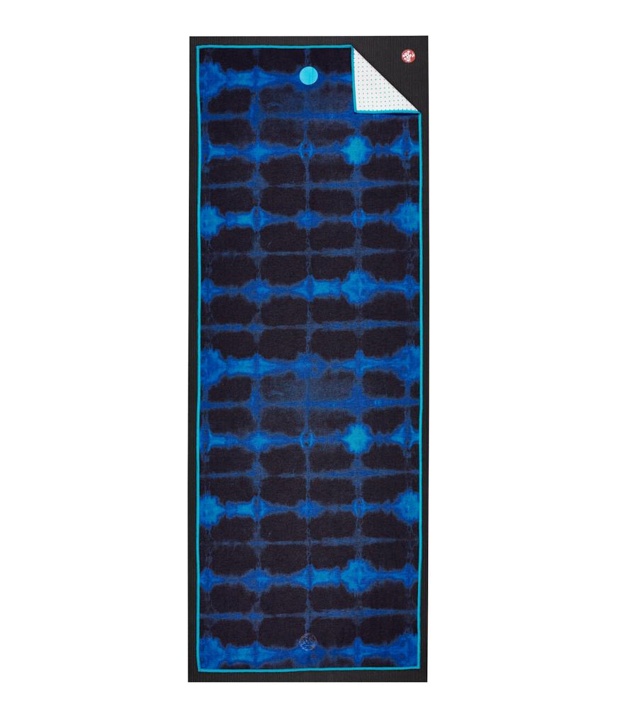Manduka Yogitoes Mat Towel - Tye Dye Check - lying flat | Manduka NZ