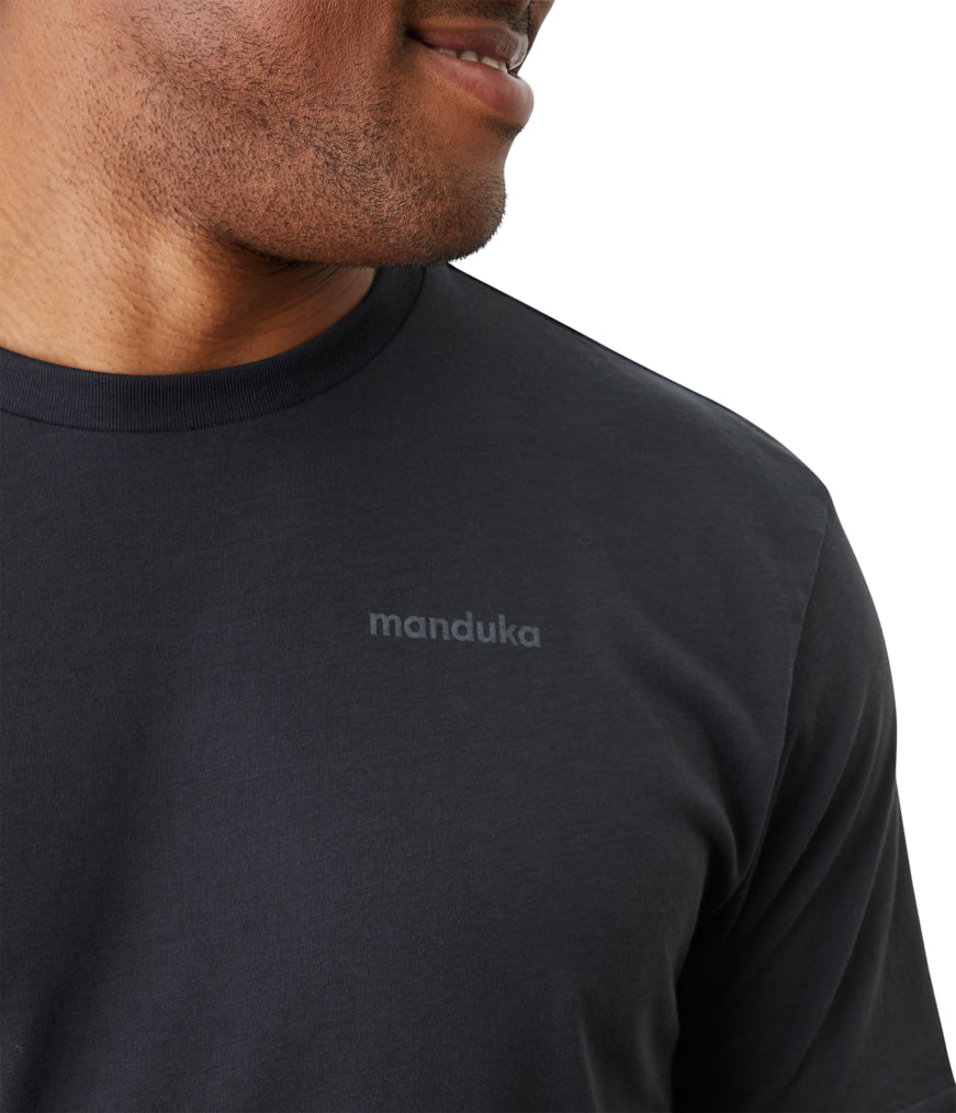 Vinyassa Tee Men - Blackout - Shoulder View - Gallery Image 3 | Manduka | Manduka NZ