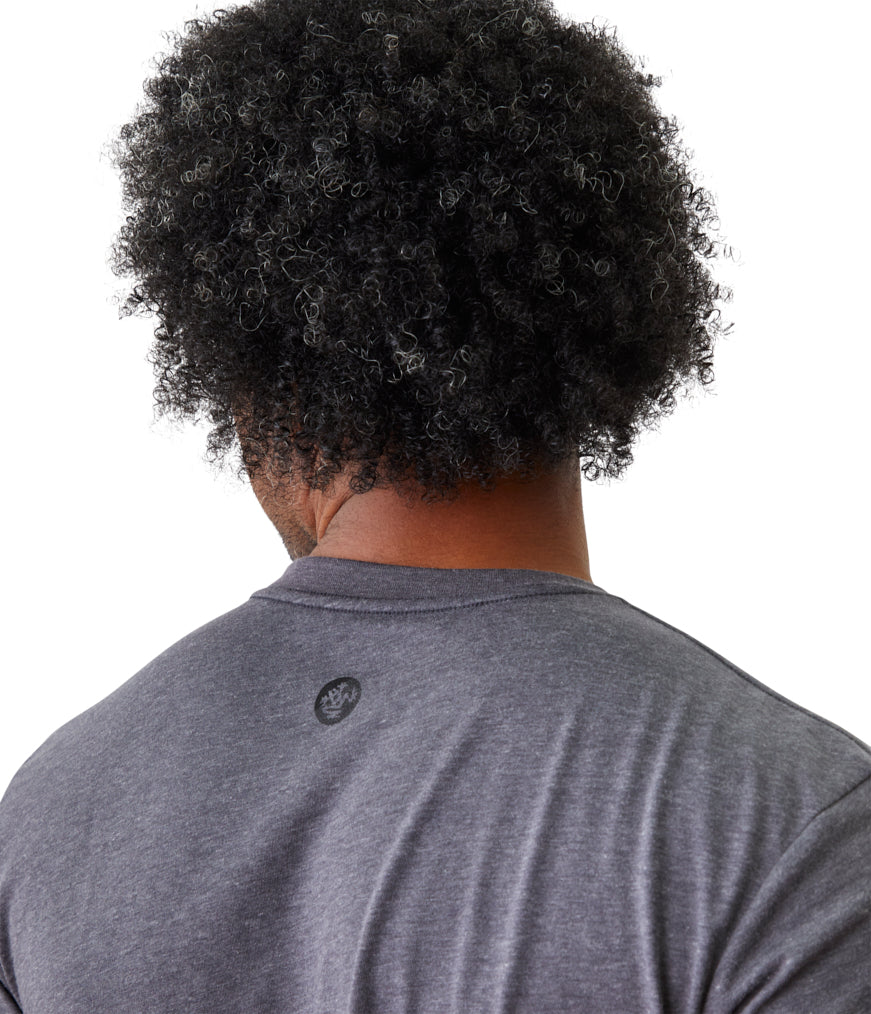 Vinyassa Tee Men - Jet Black Heather - Shoulder View - Gallery Image 4 | Manduka | Manduka NZ