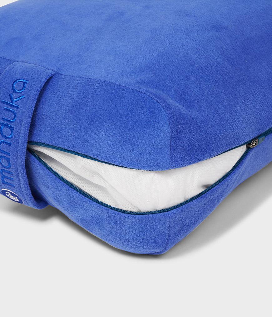 Manduka Enlight Rectangular Bolster - Surf - exposed filling | Manduka NZ
