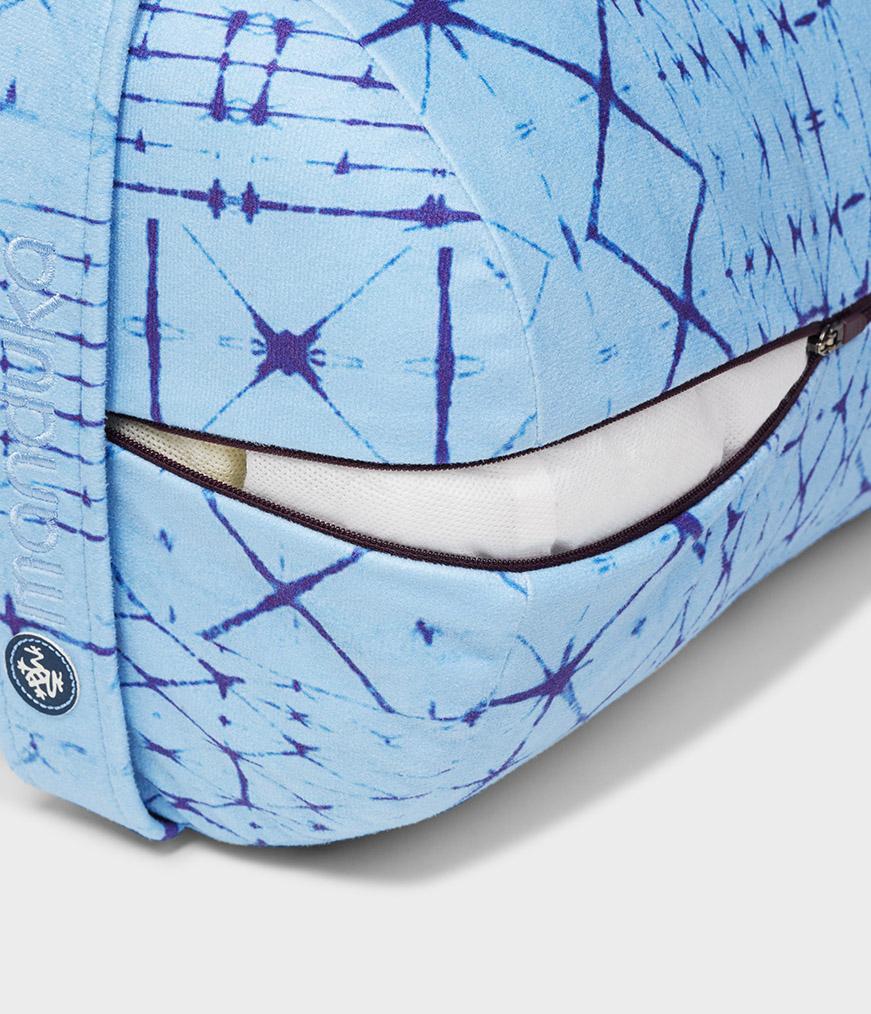 Manduka Enlight Round Bolster - Star Dye Clear Blue - exposed filling | Manduka NZ